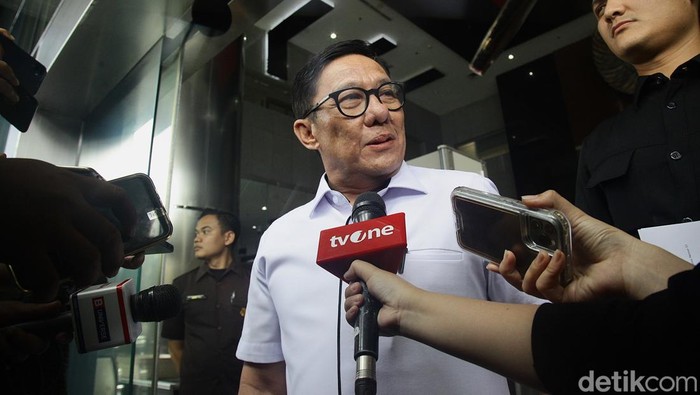 Pelaksana Tugas (Plt) Dirjen Imigrasi Saffar M Godam meninggalkan gedung KPK, Jakarta Rabu  (15/1/2025) usai diperiksa penyidik.