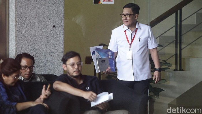 Plt Dirjen Imigrasi Diperiksa KPK soal Harun Masiku Pelaksana Tugas (Plt) Dirjen Imigrasi Saffar M Godam meninggalkan gedung KPK, Jakarta Rabu (15/1/2025) usai diperiksa penyidik.