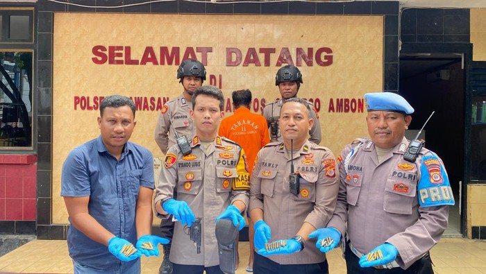 Polisi memamerkan tersangka penyelundup senpi dan amunisi di Ambon. Dokumen Istimewa