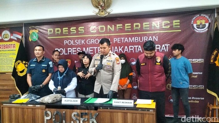 Polisi menggelar konferensi pers terkait kasus bayi 5 bulan yang ditinggalkan ortu di RS.