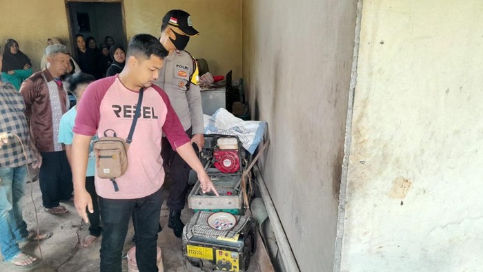 Polisi saat menunjukkan lokasi pedagang tahu mati akibat tersengat listrik.