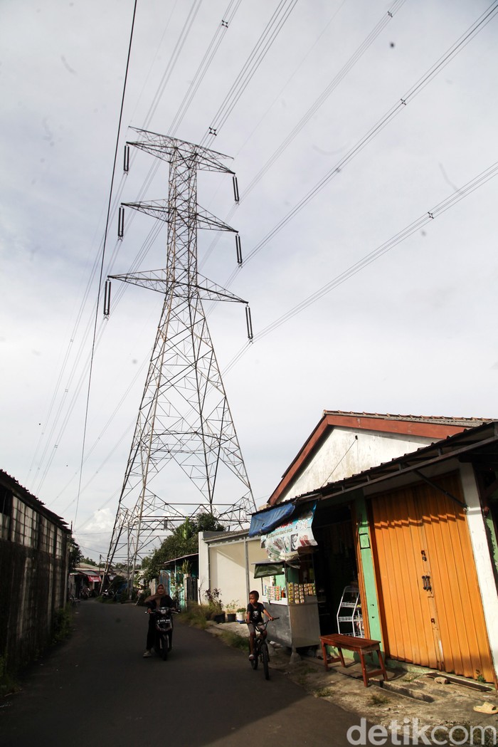 Potret Bangunan Dekat SUTET, Amankah? Bangunan seperti rumah hingga masjid berdiri dekat dengan SUTET di Kecamatan Bojongsari, Depok, Jawa Barat, Rabu (15/1/2025). Mendirikan bangunan di bawah SUTET sangat tidak dianjurkan karena berbahaya dan dapat menimbulkan gangguan kesehatan.