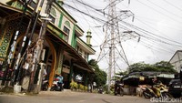 Ruang bebas yang dimaksud adalah area dengan jarak atau radius tertentu yang diukur dari tapak tiang SUTET, dimana ruang tersebut harus terbebas dari bangunan apapun.