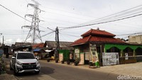 Bangunan seperti rumah hingga masjid berdiri dekat dengan SUTET di Kecamatan Bojongsari, Depok, Jawa Barat, Rabu (15/1/2025). Mendirikan bangunan di bawah SUTET sangat tidak dianjurkan karena berbahaya dan dapat menimbulkan gangguan kesehatan.