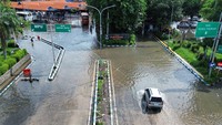 Banjir diduga karena buruknya drainase seiring dengan tingginya intensitas hujan yang terjadinya selama beberapa hari.