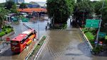 Potret Banjir Genangi Terminal Purabaya