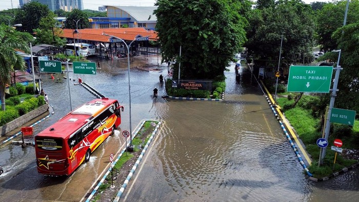 Foto udara genangan air di kawasan Terminal Purabaya, Bungurasih, Sidoarjo, Jawa Timur, Rabu (15/1/2025). Genangan air tersebut disebabkan buruknya drainase seiring dengan tingginya intensitas hujan yang terjadi selama beberapa hari. ANTARA FOTO/Umarul Faruq/agr