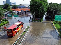 Potret Banjir Genangi Terminal Purabaya