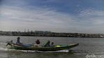 Potret Pagar Bambu di Laut Bekasi Potret Pagar Bambu di Laut Bekasi