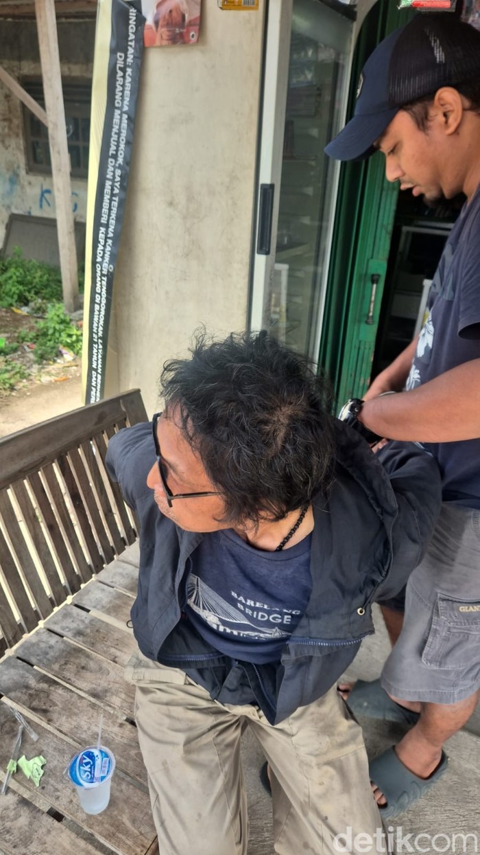 Potret pelaku pembunuhan Sandy Permana saat ditangkap polisi Potret pelaku pembunuhan Sandy Permana saat ditangkap polisi