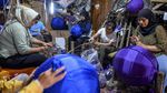 Potret Pembuatan Dekorasi Imlek di Sukaraja