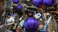 Pekerja menyelesaikan produksi dekorasi lampion di rumah produksi L&D Art Lamp di Sukaraja, Bandung, Jawa Barat, Rabu (15/1/2025).