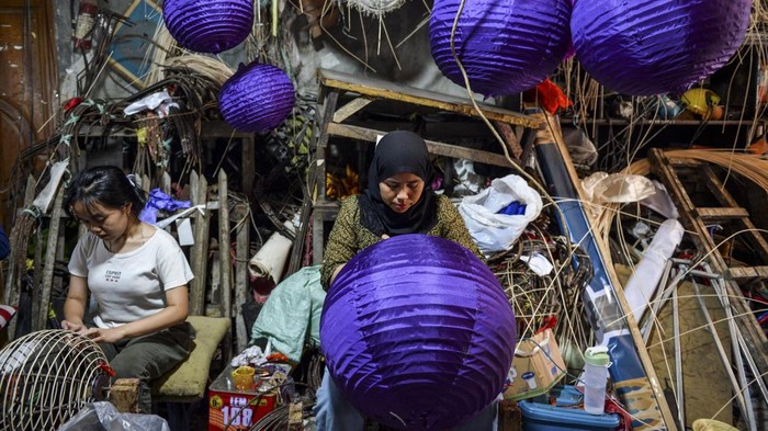 Potret Pembuatan Dekorasi Imlek di Sukaraja Pekerja menyelesaikan produksi dekorasi lampion di rumah produksi L&D Art Lamp di Sukaraja, Bandung, Jawa Barat, Rabu (15/1/2025). Pekerja menyatakan, Sejak September 2024 rumah produksi L&D Art Lamp menerima lebih dari 5.000 pesanan lampion untuk dekorasi Tahun Baru Imlek pada 29 Januari 2025 mendatang yang dikirim ke berbagai kota yang ada di Indonesia. ANTARA FOTO/Raisan Al Farisi/foc.