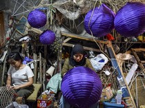 Potret Pembuatan Dekorasi Imlek di Sukaraja