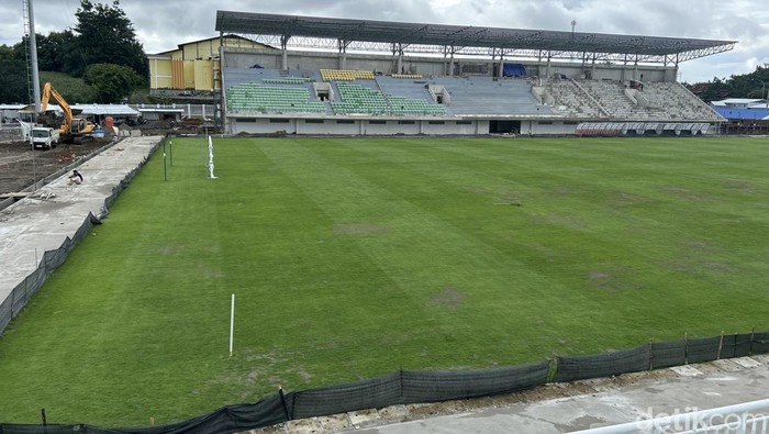 Progres renovasi Stadion BJ Habibie di Parepare yang hampir rampung.