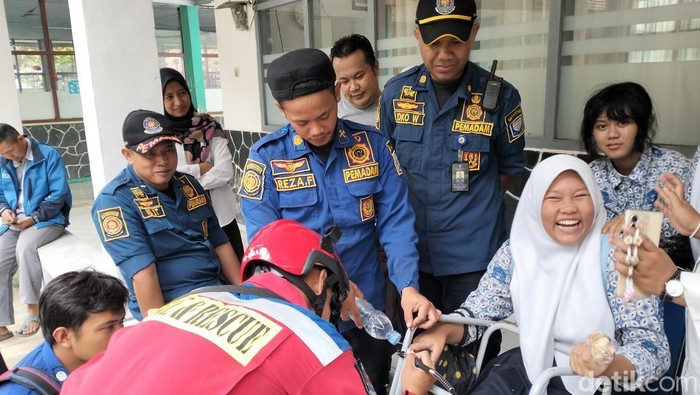 Proses evakuasi siswi SMP Bandung yang jarinya masuk ke lubang kursi