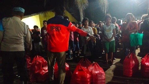 Proses pemindahan warga Sumba NTT dari Mapolsek Woha ke Kantor Dinsos Kabupaten Bima, Rabu, (15/1/2025) malam.