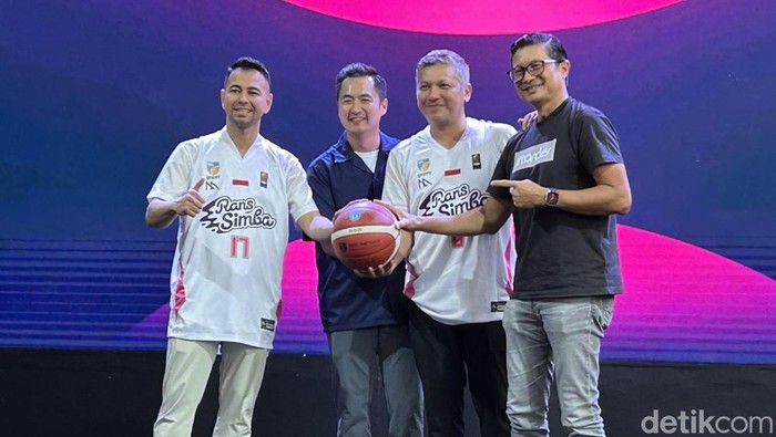 Gading Marten dan Raffi Ahmad, selebritas yang masuk jajaran pemilik Rans Simba Basketball, dalam jumpa pers kolaborasi baru klubnya.