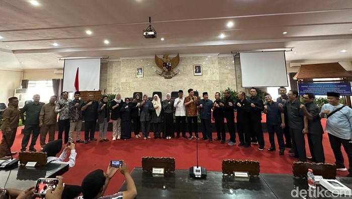 Rapat paripurna DPRD Kota Kediri tetapkan Vinanda-Gus Qowim jadi Wali Kota-Wawali Kota Kediri