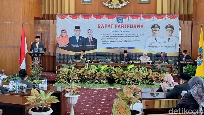 Rapat paripurna pengumuman hasil penetapan pasangan calon wali kota dan wakil wali kota Mataram terpilih periode 2025-2030 di DPRD Mataram, Rabu (15/1/2025).
