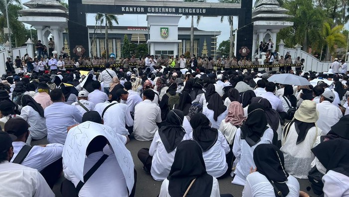 Ratusan honorer, guru dan pegawai tidak tetap demo di kantor Gubernur Bengkulu