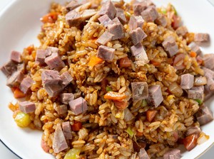3 Resep Nasi Goreng Daging Asap yang Gurihnya Mantap dan Lezat