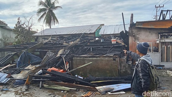 Rumah di Palembang terbakar diduga karena ledakan tabung gas.