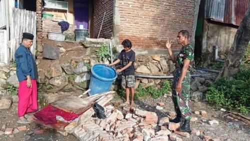 Rumah warga Desa Samili, Kecamatan Woha, Kabupaten Bima, NTB rusak akibat gempa tektonik M 4,8 yang terjadi pada Rabu (15/1/2025) dini hari. (Foto: Dok. BPBD Bima)