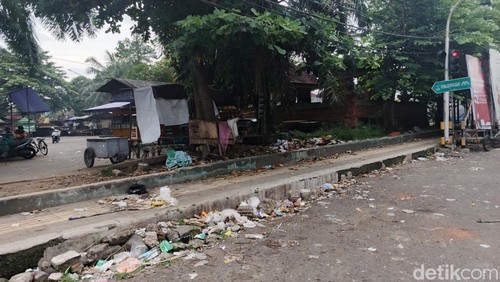 Sampah yang meluber di kawasan Pasar Ijo Gading, Kecamatan Jembrana, Kabupaten Jembrana, Bali, Selasa (15/1/2025).