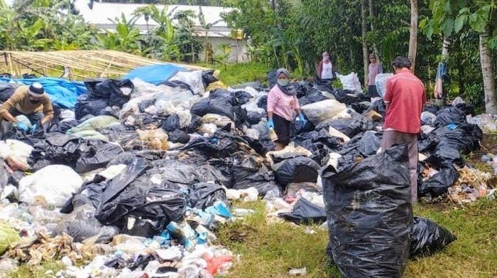 Sampah yang dibuang salah satu mal di Jogja.