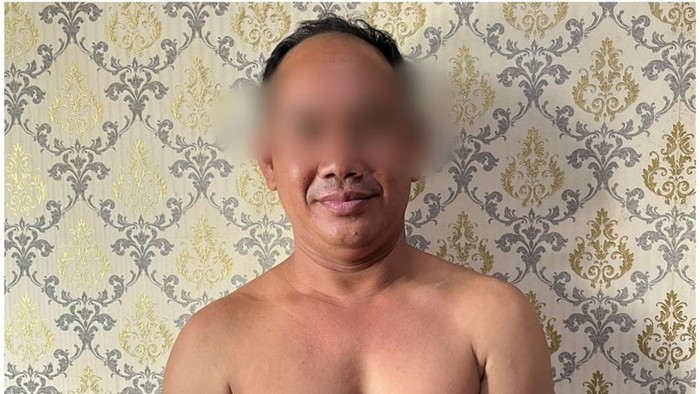 Saparudin, tersangka penganiayaan terhadap istrinya di Muratara saat diamankan polisi