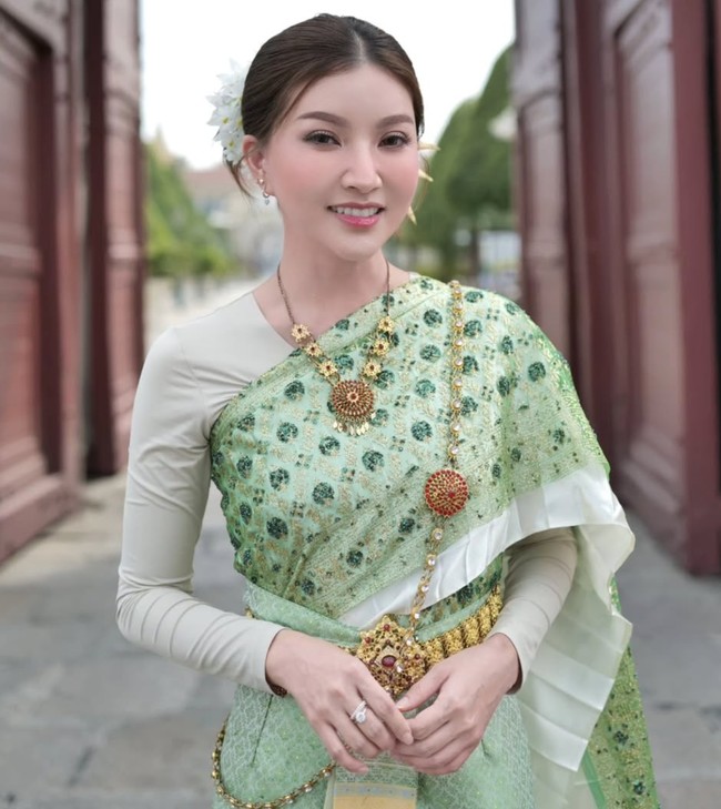 Dalam foto yang dibagikan terlihat mantan istri Ruben Onsu itu memiilih warna hijau yang membuat penampilannya semakin terlihat fresh. Melengkapi penampilannya, Sarwendah juga mengenakan aksesori pelengkap seperti kalung berwarna emas dan ikat pinggang senada. Foto: Instagram/@sarwendah29