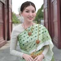 Dalam foto yang dibagikan terlihat mantan istri Ruben Onsu itu memiilih warna hijau yang membuat penampilannya semakin terlihat fresh. Melengkapi penampilannya, Sarwendah juga mengenakan aksesori pelengkap seperti kalung berwarna emas dan ikat pinggang senada. Foto: Instagram/@sarwendah29