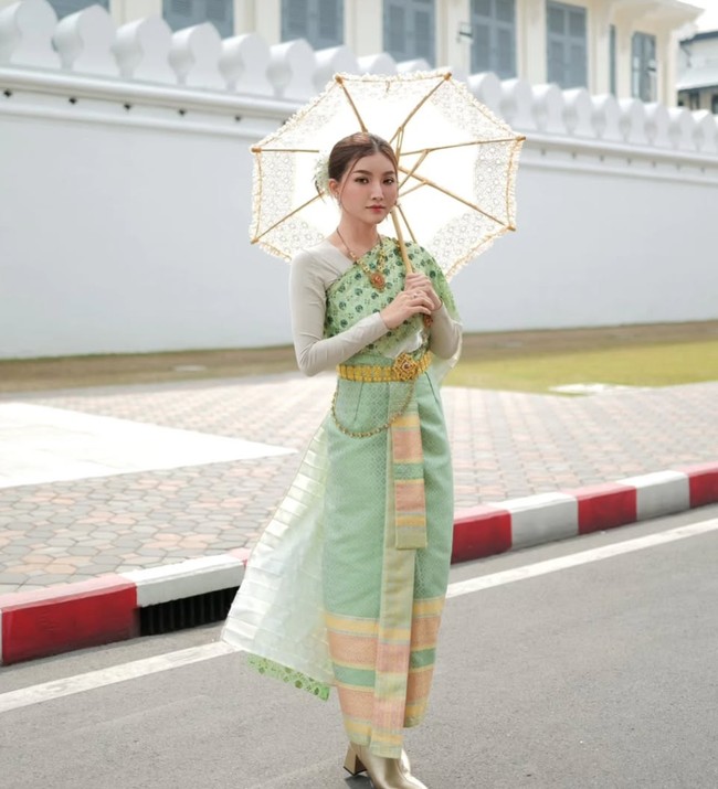 Lakukan pemotretan, Sarwendah tampil totalitas memamerkan gayanya. Berpose sambil membawa payung, penampilan Sarwendah banjiir pujian netizen. Cantiknya bunda, komentar salah seorang netizen. Foto: Instagram/@sarwendah29