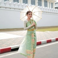 Lakukan pemotretan, Sarwendah tampil totalitas memamerkan gayanya. Berpose sambil membawa payung, penampilan Sarwendah banjiir pujian netizen. Cantiknya bunda, komentar salah seorang netizen. Foto: Instagram/@sarwendah29