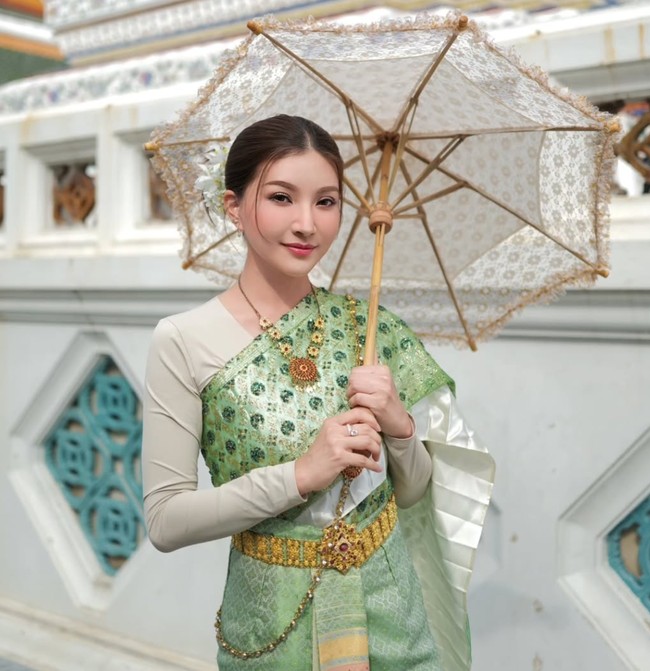 Sarwendah juga terlihat menawan dengan riasan simpel dan natural. Pulasan blush on ditambah lipstik merah muda membuat penampilannya semakin terlihat awet muda. Foto: Instagram/@sarwendah29