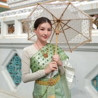 Sarwendah juga terlihat menawan dengan riasan simpel dan natural. Pulasan blush on ditambah lipstik merah muda membuat penampilannya semakin terlihat awet muda. Foto: Instagram/@sarwendah29