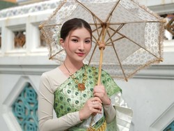 7 Foto Sarwendah Bergaya Bak Wanita Thailand, Cantik Berbalut Chut Thai