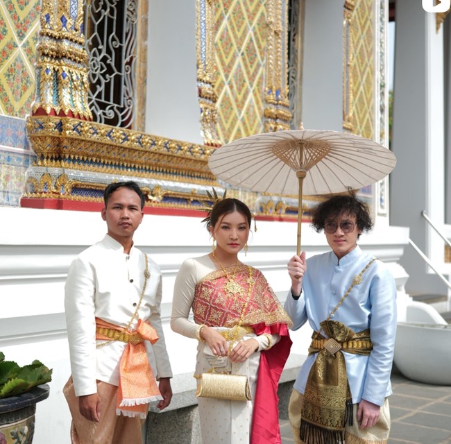 Dalam video berbeda Sarwendah tampil dengan busana bernuansa putih dan merah muda. Penampilannya dilengkapi dengan tas kecil berwarna keemasan. Rambutnya tampak tersanggul dengan hiasan berwarna keemasan. Foto: Instagram/@sarwendah29
