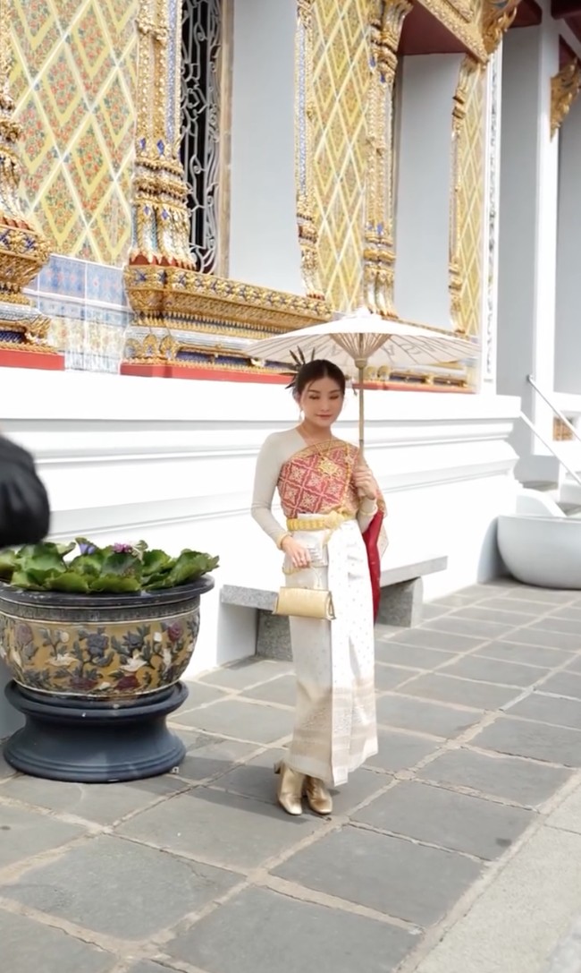Sarwendah juga membuat video saat mengenakan pakaian tradisional Thailand. Tampil bak putri Thailand, Sarwendah terlihat begitu mendalami peran. Foto: Instagram/@sarwendah29