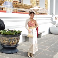 Sarwendah juga membuat video saat mengenakan pakaian tradisional Thailand. Tampil bak putri Thailand, Sarwendah terlihat begitu mendalami peran. Foto: Instagram/@sarwendah29