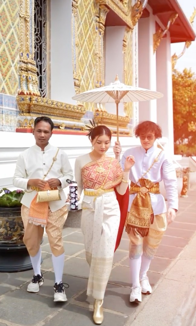 Pesona Sarwendah tampak begitu terpancar saat tampil bak wanita Thailand. Ia juga melengkapi tampilannya dengan sepasang sepatu heels berwarna gold. Foto: Instagram/@sarwendah29