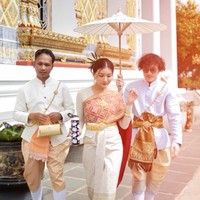 Pesona Sarwendah tampak begitu terpancar saat tampil bak wanita Thailand. Ia juga melengkapi tampilannya dengan sepasang sepatu heels berwarna gold. Foto: Instagram/@sarwendah29