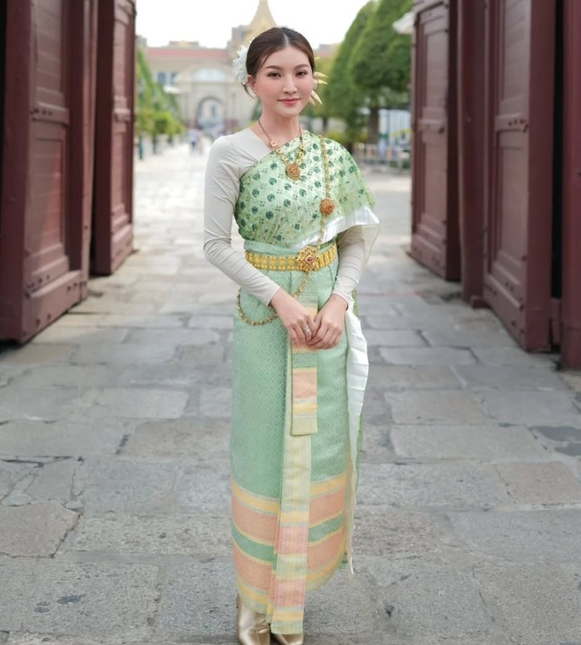 Sarwendah diketahui baru saja bertolak ke Thailand. Tampil melokal, mantan istri Ruben Onsu itu menjajal mengenakan Chut Thai, pakaian tradisional di sana. Foto: Instagram/@sarwendah29