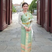 Sarwendah diketahui baru saja bertolak ke Thailand. Tampil melokal, mantan istri Ruben Onsu itu menjajal mengenakan Chut Thai, pakaian tradisional di sana. Foto: Instagram/@sarwendah29