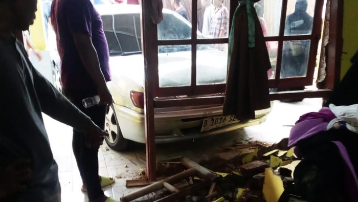 Seorang nenek tewas tertabrak mobil di rumahnya di Limo, Depok. Korban tewas akibat tetangganya salah menginjak pedal gas saat memanaskan mobil. (dok Istimewa)