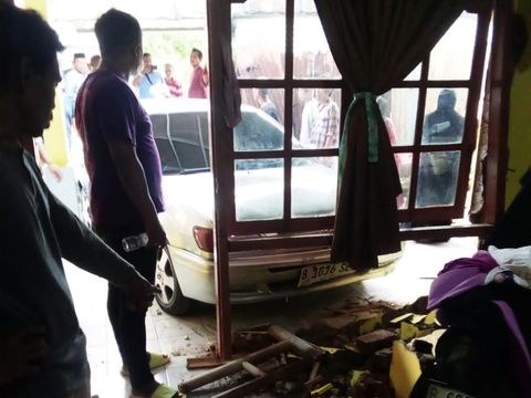 Seorang nenek tewas tertabrak mobil di rumahnya di Limo, Depok. Korban tewas akibat tetangganya salah menginjak pedal gas saat memanaskan mobil. (dok Istimewa)