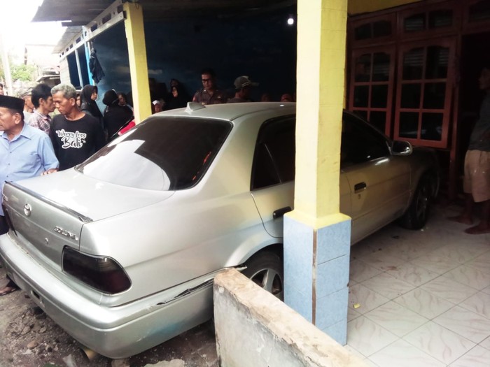 Seorang nenek tewas tertabrak mobil di rumahnya di Limo, Depok. Korban tewas akibat tetangganya salah menginjak pedal gas saat memanaskan mobil. (dok Istimewa)