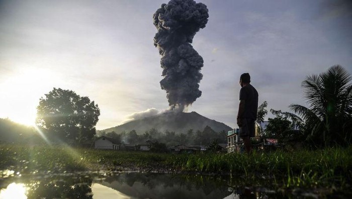 Seorang warga melihat erupsi dari kawah Gunung Ibu terlihat dari Desa Duono, Kabupaten Halmahera Barat, Maluku Utara, Rabu (15/1/2024).. ANTARA FOTO/Andri Saputra/tom