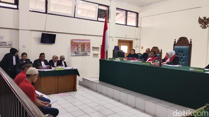 Sidang pembunuhan oleh kakak beradik di Palembang karena masalah jatah parkir.